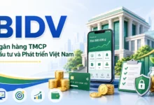 Thumbnail minh họa BIDV với tòa nhà ngân hàng, ứng dụng số, thẻ thanh toán, tiền xu và biểu tượng bảo mật