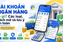 Thumbnail minh họa tài khoản ngân hàng với ứng dụng ngân hàng số, thẻ, ví tiền, máy tính, checklist mở tài khoản và khiên bảo mật